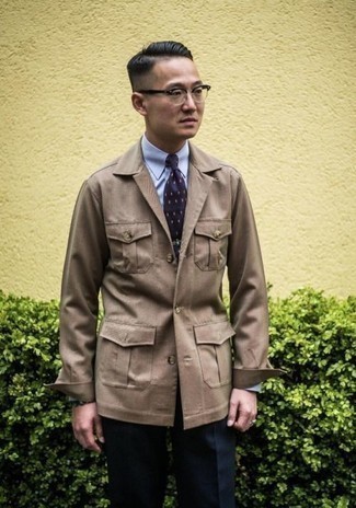 Beige Feldjacke kombinieren – 133 Herren Outfits: Erwägen Sie das Tragen von einer beige Feldjacke und einer dunkelblauen Anzughose, um vor Klasse und Perfektion zu strotzen.