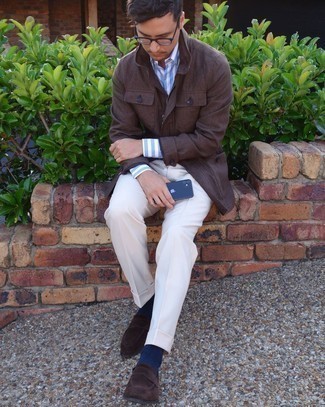 30 Jährige: Welche Feldjacken mit rotbrauner Slipper zu tragen – 86 Herren Outfits: Kombinieren Sie eine Feldjacke mit einer weißen Anzughose für einen stilvollen, eleganten Look. Rotbraune Slipper fügen sich nahtlos in einer Vielzahl von Outfits ein.