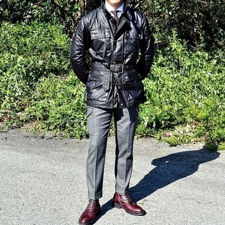 Feldjacke kombinieren – 973+ Herren Outfits: Kombinieren Sie eine Feldjacke mit einer grauen Anzughose, um vor Klasse und Perfektion zu strotzen. Fühlen Sie sich ideenreich? Ergänzen Sie Ihr Outfit mit einer dunkelroten Lederfreizeitstiefeln.
