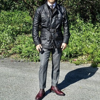 Wie graue Anzughose mit dunkelroter Lederfreizeitstiefel zu kombinieren – 6 Herren Outfits: Entscheiden Sie sich für einen klassischen Stil in einer schwarzen Feldjacke und einer grauen Anzughose. Fühlen Sie sich ideenreich? Entscheiden Sie sich für eine dunkelrote Lederfreizeitstiefel.