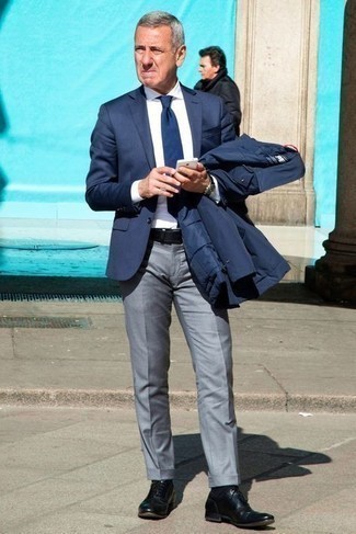 50 Jährige: Schwarze und blaue Lederuhr kombinieren – 47 Elegante Herren Outfits warm Wetter: Vereinigen Sie eine dunkelblaue Feldjacke mit einer schwarzen und blauen Lederuhr für einen entspannten Wochenend-Look. Fühlen Sie sich ideenreich? Entscheiden Sie sich für schwarzen Leder Oxford Schuhe.