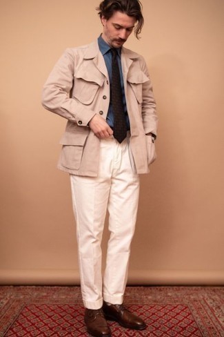 Beige Feldjacke kombinieren – 133 Herren Outfits: Vereinigen Sie eine beige Feldjacke mit einer weißen Anzughose, um vor Klasse und Perfektion zu strotzen. Komplettieren Sie Ihr Outfit mit dunkelbraunen Leder Derby Schuhen.