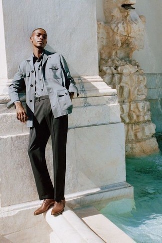 Braune Oxford Schuhe kombinieren – 1200+ Herren Outfits: Geben Sie den bestmöglichen Look ab in einer hellblauen Feldjacke und einer dunkelgrauen Anzughose. Setzen Sie bei den Schuhen auf die klassische Variante mit braunen Oxford Schuhen.