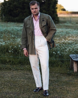 olivgrüne Feldjacke, rosa vertikal gestreiftes Businesshemd, weiße Anzughose, dunkelbraune Leder Slipper mit Quasten für Herren