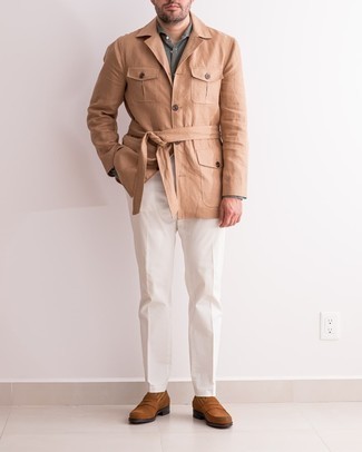 Beige Feldjacke kombinieren – 133 Herren Outfits: Geben Sie den bestmöglichen Look ab in einer beige Feldjacke und einer weißen Anzughose. Braune Wildleder Slipper sind eine großartige Wahl, um dieses Outfit zu vervollständigen.