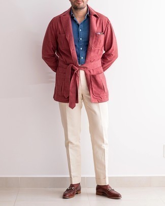 Rote Feldjacke kombinieren – 12 Herren Outfits: Etwas Einfaches wie die Wahl von einer roten Feldjacke und einer hellbeige Anzughose kann Sie von der Menge abheben. Braune Leder Slipper sind eine großartige Wahl, um dieses Outfit zu vervollständigen.
