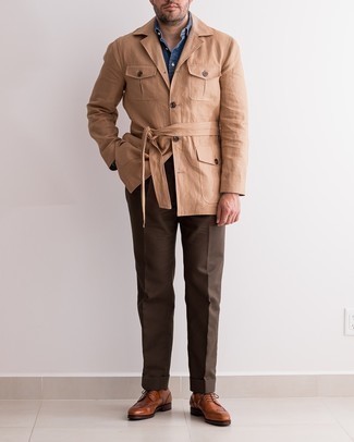 Welche Anzughosen mit beige Feldjacke zu tragen – 3 Elegante Herbst Herren Outfits: Kombinieren Sie eine beige Feldjacke mit einer Anzughose für eine klassischen und verfeinerte Silhouette. Ergänzen Sie Ihr Look mit braunen Leder Brogues. So einfach kann ein trendiges Übergangs-Outfit sein.