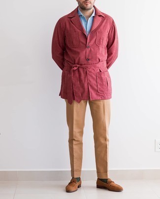 Beige Anzughose kombinieren – 1200+ Herren Outfits: Kombinieren Sie eine rote Feldjacke mit einer beige Anzughose für einen stilvollen, eleganten Look. Braune Wildleder Slipper sind eine ideale Wahl, um dieses Outfit zu vervollständigen.