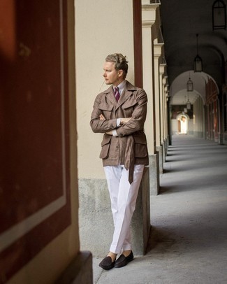 Welche Slipper mit dunkelbrauner Feldjacke zu tragen – 8 Elegante Herren Outfits: Kombinieren Sie eine dunkelbraune Feldjacke mit einer weißen Anzughose für einen stilvollen, eleganten Look. Ergänzen Sie Ihr Look mit Slippern.