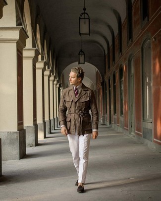 Braune Feldjacke kombinieren – 126 Herren Outfits: Kombinieren Sie eine braune Feldjacke mit einer weißen Anzughose für eine klassischen und verfeinerte Silhouette. Dunkelbraune Wildleder Slipper sind eine gute Wahl, um dieses Outfit zu vervollständigen.