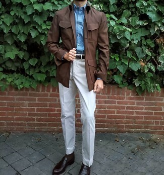 Leder Slipper kombinieren – 500+ Elegante Herren Outfits: Kombinieren Sie eine dunkelbraune Feldjacke mit einer weißen Anzughose für einen stilvollen, eleganten Look. Leder Slipper sind eine kluge Wahl, um dieses Outfit zu vervollständigen.