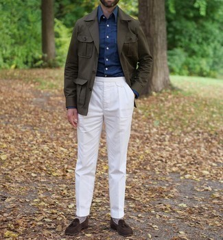 Welche Feldjacken mit brauner Slipper zu tragen – 109 Herren Outfits: Kombinieren Sie eine Feldjacke mit einer weißen Anzughose, um vor Klasse und Perfektion zu strotzen. Braune Slipper sind eine großartige Wahl, um dieses Outfit zu vervollständigen.