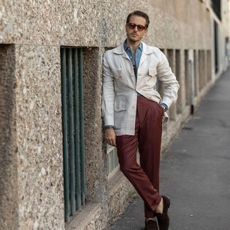 Dunkelbraune Wildleder Slipper kombinieren – 500+ Herren Outfits: Kombinieren Sie eine weiße Feldjacke mit einer braunen Anzughose für einen stilvollen, eleganten Look. Dunkelbraune Wildleder Slipper sind eine perfekte Wahl, um dieses Outfit zu vervollständigen.