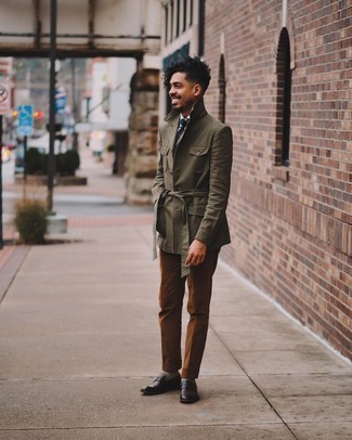 Dunkelbraune Anzughose kombinieren – 500+ Herren Outfits: Vereinigen Sie eine olivgrüne Feldjacke mit einer dunkelbraunen Anzughose für eine klassischen und verfeinerte Silhouette. Ergänzen Sie Ihr Look mit dunkelbraunen Leder Slippern.
