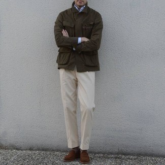 Dunkelbraune Slipper kombinieren – 500+ Frühling Herren Outfits: Tragen Sie eine olivgrüne Feldjacke und eine hellbeige Anzughose für einen stilvollen, eleganten Look. Vervollständigen Sie Ihr Look mit dunkelbraunen Slippern. Dieses Outfit  ist für den Frühling einfach genial.