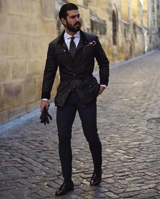Dunkelblaue bedruckte Krawatte kombinieren – 482 Herren Outfits: Machen Sie sich mit einer schwarzen Feldjacke und einer dunkelblauen bedruckten Krawatte einen verfeinerten, eleganten Stil zu Nutze. Fühlen Sie sich ideenreich? Wählen Sie dunkelroten Leder Slipper mit Quasten.