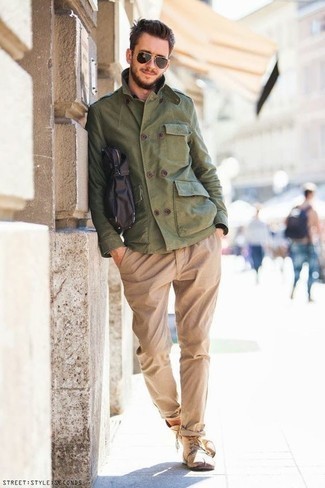 Braune Leder Aktentasche kombinieren – 447 Herren Outfits: Halten Sie Ihr Outfit locker mit einer olivgrünen Feldjacke und einer braunen Leder Aktentasche. Vervollständigen Sie Ihr Outfit mit beige Chukka-Stiefeln aus Wildleder, um Ihr Modebewusstsein zu zeigen.