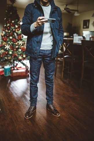 Wie dunkelblaue Feldjacke mit blauer Jeans zu kombinieren – 15 Smart-Casual Herren Outfits: Erwägen Sie das Tragen von einer dunkelblauen Feldjacke und blauen Jeans für ein bequemes Outfit, das außerdem gut zusammen passt. Setzen Sie bei den Schuhen auf die klassische Variante mit einer dunkelbraunen Lederfreizeitstiefeln.