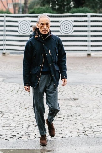 Graue Wollanzughose kombinieren – 500+ Herren Outfits: Kombinieren Sie eine dunkelblaue Feldjacke mit einer grauen Wollanzughose, um vor Klasse und Perfektion zu strotzen. Fühlen Sie sich mutig? Wählen Sie dunkelbraunen Chukka-Stiefel aus Wildleder.
