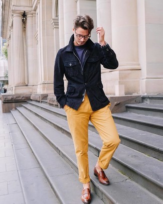 Blaue Feldjacke kombinieren – 182 Herren Outfits: Entscheiden Sie sich für eine blaue Feldjacke und eine gelbe Chinohose, um einen lockeren, aber dennoch stylischen Look zu erhalten. Fügen Sie braunen Leder Slipper für ein unmittelbares Style-Upgrade zu Ihrem Look hinzu.
