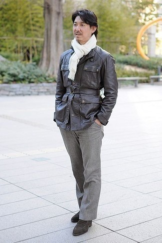 Weißen Schal kombinieren – 133 Herren Outfits: Eine dunkelgraue Feldjacke und ein weißer Schal sind eine perfekte Wochenend-Kombination. Ergänzen Sie Ihr Outfit mit dunkelbraunen Wildleder Slippern, um Ihr Modebewusstsein zu zeigen.