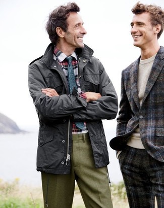 Dunkelgrüne Wollanzughose kombinieren – 28 Herren Outfits: Kombinieren Sie eine dunkelgraue Feldjacke mit einer dunkelgrünen Wollanzughose, um vor Klasse und Perfektion zu strotzen.