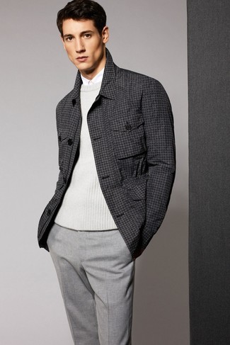 Weißen Pullover mit einem Rundhalsausschnitt kombinieren – 161 Herbst Herren Outfits: Paaren Sie einen weißen Pullover mit einem Rundhalsausschnitt mit einer grauen Anzughose für einen stilvollen, eleganten Look. Dieses Outfit ist ideal für die Übergangszeit geeignet.