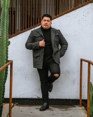 Dunkelgraue Wollfeldjacke kombinieren – 12 Herren Outfits: Paaren Sie eine dunkelgraue Wollfeldjacke mit schwarzen Jeans mit Destroyed-Effekten für einen entspannten Wochenend-Look. Fühlen Sie sich mutig? Entscheiden Sie sich für schwarzen Chelsea Boots aus Leder.