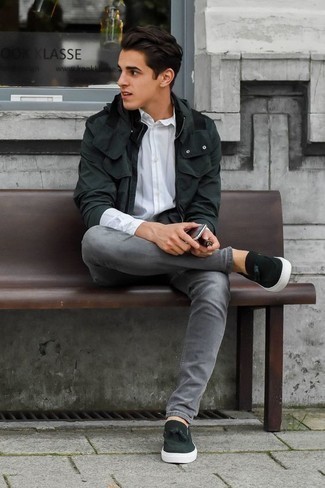 Dunkelgrüne Feldjacke kombinieren – 338 Herren Outfits: Vereinigen Sie eine dunkelgrüne Feldjacke mit grauen Jeans für einen bequemen Alltags-Look. Dunkelgrüne Wildleder Slipper mit Quasten sind eine einfache Möglichkeit, Ihren Look aufzuwerten.