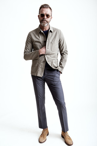 Beige Feldjacke kombinieren – 133 Herren Outfits: Tragen Sie eine beige Feldjacke und eine graue Anzughose für eine klassischen und verfeinerte Silhouette. Fühlen Sie sich mutig? Wählen Sie beige Chukka-Stiefel aus Wildleder.