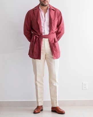 Wie rosa Kurzarmhemd mit rotbrauner Leder Slipper zu kombinieren – 7 Smart-Casual Herren Outfits: Entscheiden Sie sich für ein rosa Kurzarmhemd und eine hellbeige Anzughose für eine klassischen und verfeinerte Silhouette. Fühlen Sie sich mutig? Vervollständigen Sie Ihr Outfit mit rotbraunen Leder Slippern.