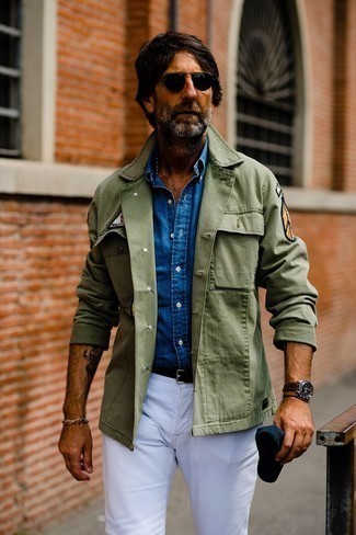 50 Jährige: Dunkelblaue Baseballkappe kombinieren – 46 Herren Outfits: Kombinieren Sie eine olivgrüne Feldjacke mit einer dunkelblauen Baseballkappe für einen entspannten Wochenend-Look.