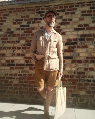 50 Jährige: Braune Slipper kombinieren – 99 Smart-Casual Sommer Herren Outfits: Vereinigen Sie eine beige Feldjacke mit braunen Shorts für ein sonntägliches Mittagessen mit Freunden. Fühlen Sie sich ideenreich? Ergänzen Sie Ihr Outfit mit braunen Slippern. Dieses Outfit eignet sich sehr gut für den Sommer.