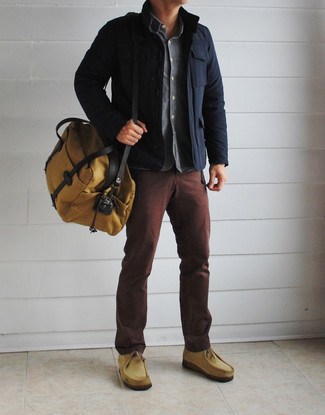 Beige Segeltuch Sporttasche kombinieren – 14 Smart-Casual Herren Outfits warm Wetter: Vereinigen Sie eine dunkelblaue Feldjacke mit einer beige Segeltuch Sporttasche für einen entspannten Wochenend-Look. Entscheiden Sie sich für beige Chukka-Stiefel aus Wildleder, um Ihr Modebewusstsein zu zeigen.