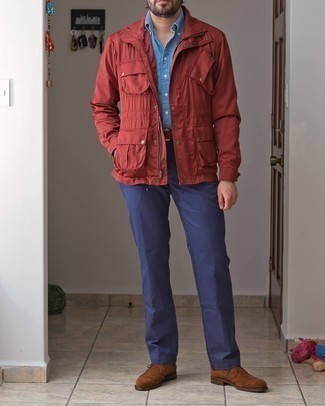 Rotbraune Chukka-Stiefel aus Wildleder kombinieren – 500+ Herren Outfits: Kombinieren Sie eine rote Feldjacke mit einer dunkelblauen Chinohose für ein bequemes Outfit, das außerdem gut zusammen passt. Rotbraune Chukka-Stiefel aus Wildleder sind eine ideale Wahl, um dieses Outfit zu vervollständigen.