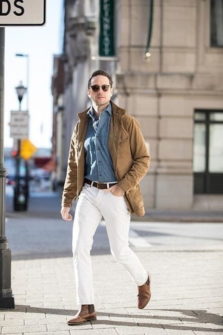 Dunkelblaues Chambray Langarmhemd kombinieren – 500+ Herren Outfits: Entscheiden Sie sich für ein dunkelblaues Chambray Langarmhemd und weißen Jeans für einen bequemen Alltags-Look. Setzen Sie bei den Schuhen auf die klassische Variante mit braunen Chelsea Boots aus Leder.