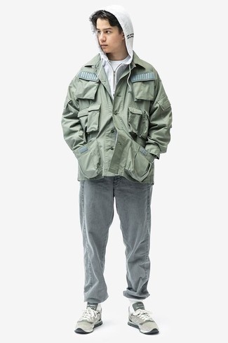 Graue Sportschuhe kombinieren – 500+ Herren Outfits: Kombinieren Sie eine mintgrüne Feldjacke mit grauen Jeans für einen bequemen Alltags-Look. Fühlen Sie sich ideenreich? Wählen Sie grauen Sportschuhe.