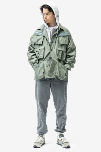 Mintgrüne Feldjacke kombinieren – 8 Herren Outfits: Kombinieren Sie eine mintgrüne Feldjacke mit grauen Jeans für einen bequemen Alltags-Look. Fühlen Sie sich ideenreich? Vervollständigen Sie Ihr Outfit mit grauen Sportschuhen.