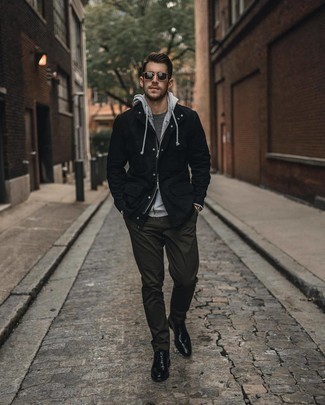 Feldjacke kombinieren – 973+ Herren Outfits: Kombinieren Sie eine Feldjacke mit einer dunkelgrünen Chinohose, um mühelos alles zu meistern, was auch immer der Tag bringen mag. Schwarze Leder Derby Schuhe sind eine einfache Möglichkeit, Ihren Look aufzuwerten.