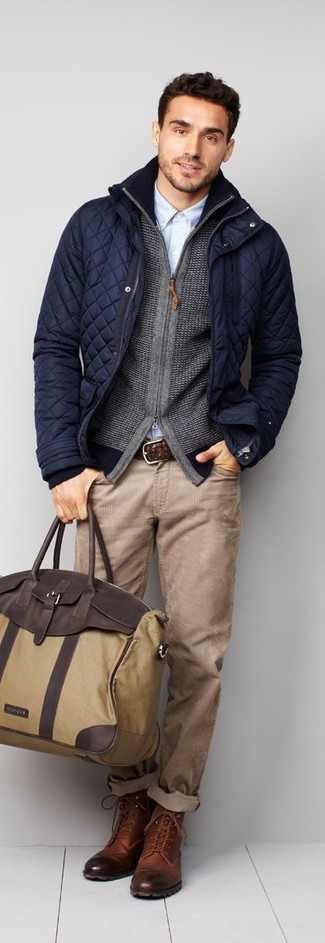 Beige Jeans kombinieren – 553+ Herren Outfits: Kombinieren Sie eine dunkelblaue gesteppte Feldjacke mit beige Jeans, um mühelos alles zu meistern, was auch immer der Tag bringen mag. Fügen Sie eine braune Lederfreizeitstiefel für ein unmittelbares Style-Upgrade zu Ihrem Look hinzu.