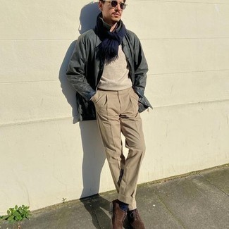 Dunkelblauen Schal kombinieren – 500+ Herren Outfits: Für ein bequemes Couch-Outfit, paaren Sie eine dunkelgrüne Feldjacke mit einem dunkelblauen Schal. Fühlen Sie sich mutig? Entscheiden Sie sich für braunen Wildleder Derby Schuhe.