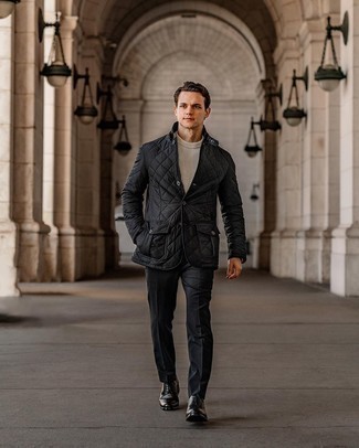 Pullover mit einem Rundhalsausschnitt kombinieren – 500+ Herren Outfits: Paaren Sie einen Pullover mit einem Rundhalsausschnitt mit einer schwarzen Chinohose für ein Alltagsoutfit, das Charakter und Persönlichkeit ausstrahlt. Schwarze Leder Oxford Schuhe bringen klassische Ästhetik zum Ensemble.