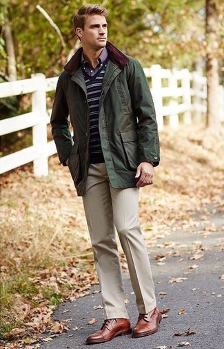 Dunkelblauen Pullover mit einem V-Ausschnitt kombinieren – 143 Herren Outfits: Entscheiden Sie sich für einen klassischen Stil in einem dunkelblauen Pullover mit einem V-Ausschnitt und einer hellbeige Anzughose. Braune Leder Brogues sind eine großartige Wahl, um dieses Outfit zu vervollständigen.