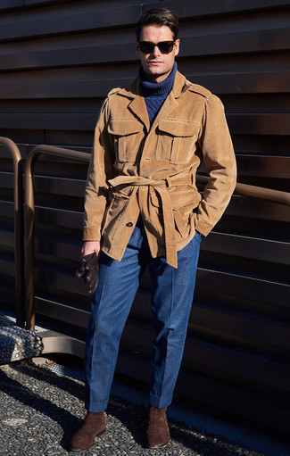 Beige Feldjacke kombinieren – 133 Herren Outfits: Vereinigen Sie eine beige Feldjacke mit einer blauen Anzughose für einen stilvollen, eleganten Look. Braune Chelsea Boots aus Wildleder sind eine großartige Wahl, um dieses Outfit zu vervollständigen.