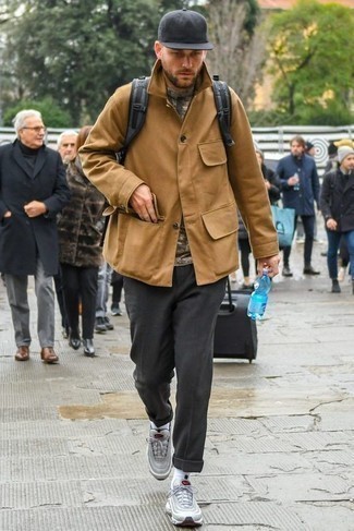 30 Jährige: Grauen Segeltuch Rucksack kombinieren – 69 Herren Outfits: Eine beige Feldjacke und ein grauer Segeltuch Rucksack sind eine ideale Outfit-Formel für Ihre Sammlung. Komplettieren Sie Ihr Outfit mit grauen Sportschuhen.