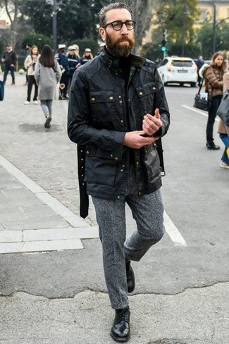 Graue Wollchinohose kombinieren – 341 Herren Outfits: Erwägen Sie das Tragen von einer schwarzen Feldjacke und einer grauen Wollchinohose für ein bequemes Outfit, das außerdem gut zusammen passt. Fühlen Sie sich ideenreich? Komplettieren Sie Ihr Outfit mit schwarzen Leder Derby Schuhen.