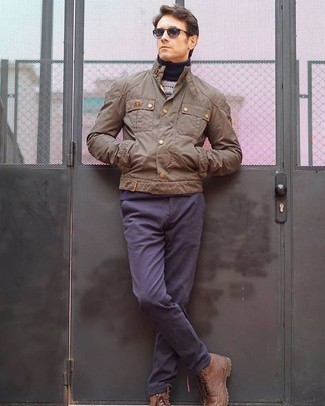 Beige Feldjacke kombinieren – 133 Herren Outfits: Kombinieren Sie eine beige Feldjacke mit einer dunkelblauen Chinohose, um einen lockeren, aber dennoch stylischen Look zu erhalten. Fühlen Sie sich ideenreich? Wählen Sie eine braune Lederfreizeitstiefel.
