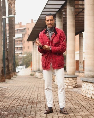 Welche Feldjacken mit brauner Slipper zu tragen – 109 Herren Outfits: Tragen Sie eine Feldjacke und weißen Jeans für einen bequemen Alltags-Look. Ergänzen Sie Ihr Outfit mit braunen Slippern, um Ihr Modebewusstsein zu zeigen.