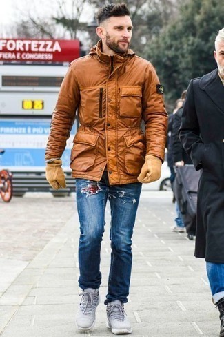 Handschuhe kombinieren – 6 Lässige Herren Outfits warm Wetter: Kombinieren Sie eine rotbraune Feldjacke mit Handschuhen für einen entspannten Wochenend-Look. Hellblaue Sportschuhe sind eine ideale Wahl, um dieses Outfit zu vervollständigen.