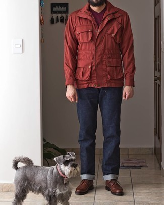 Rote Feldjacke kombinieren – 12 Herren Outfits: Erwägen Sie das Tragen von einer roten Feldjacke und dunkelblauen Jeans für ein großartiges Wochenend-Outfit. Wählen Sie dunkelbraunen Leder Brogues, um Ihr Modebewusstsein zu zeigen.